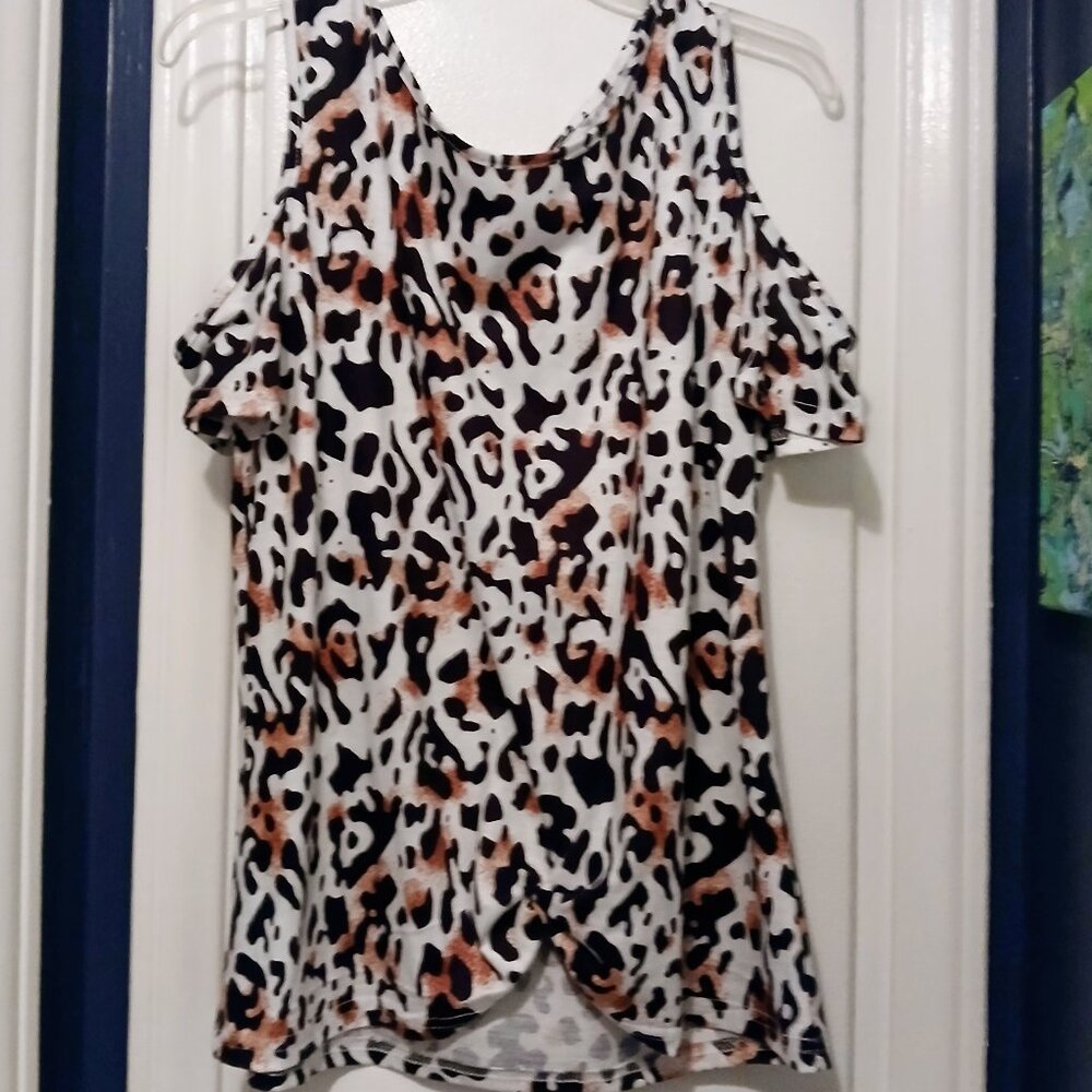 Cold Shoulder Leopard Print Tee with Knot